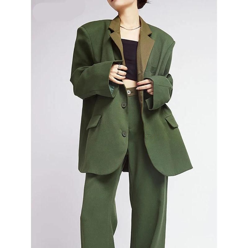 Grüner Blazer und weite Hose für Damen