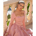 Vestido de manga larga con escote cuadrado y cintura alta