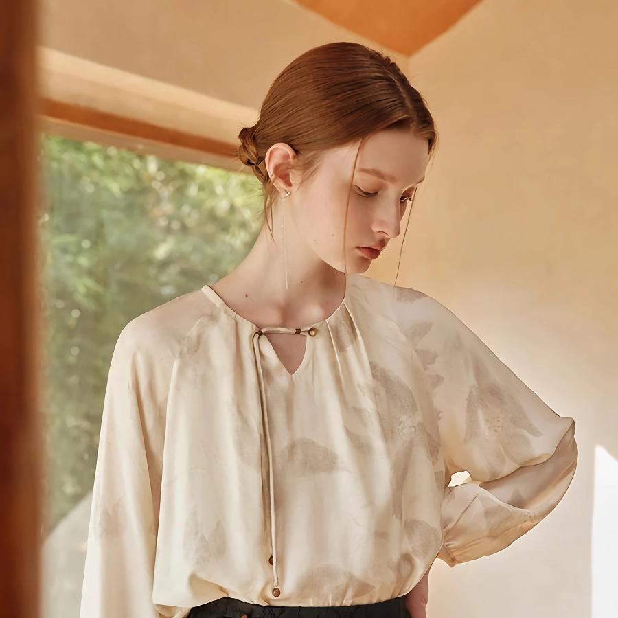 Schicke beige Bluse mit Blumenmuster im chinesischen Stil