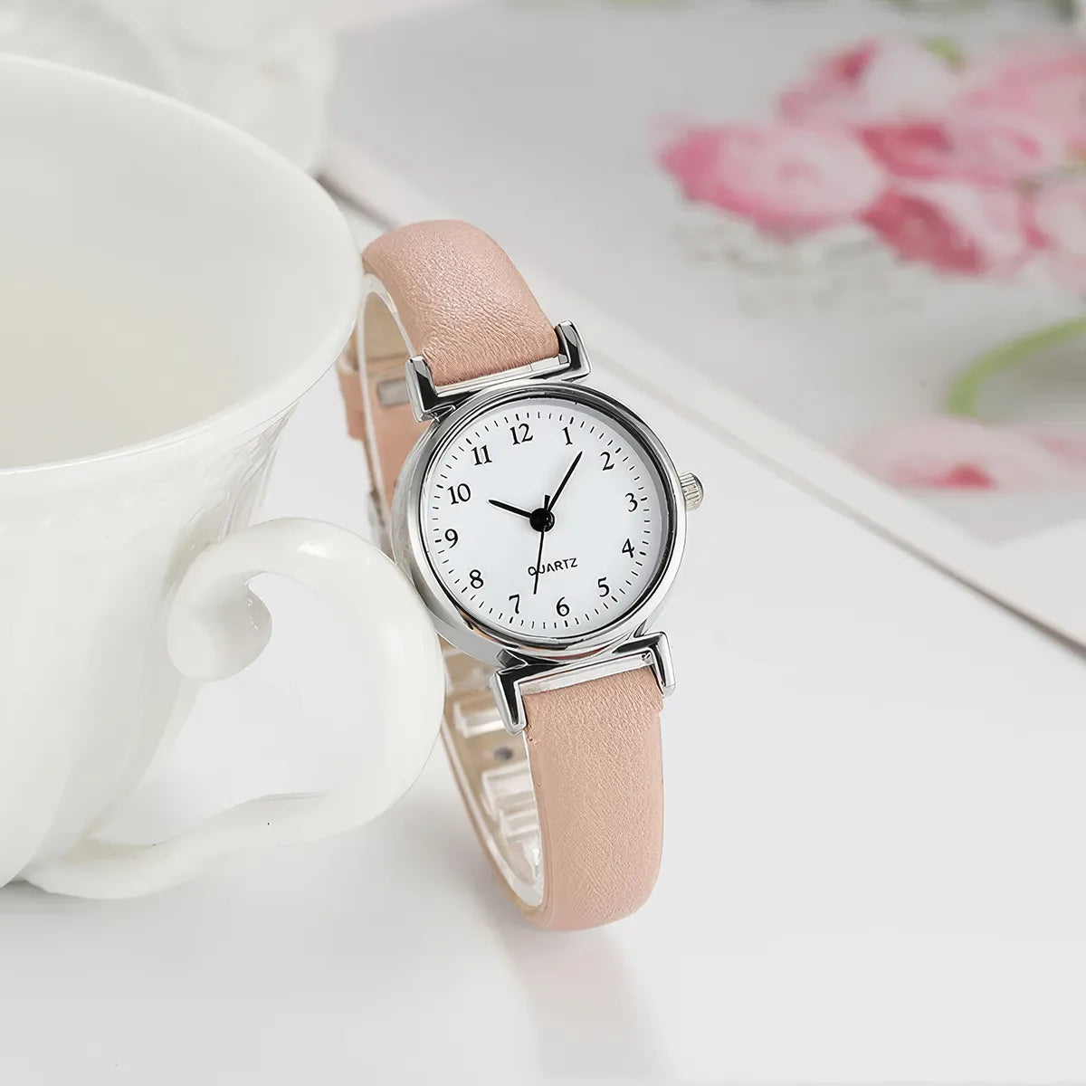 Elegante reloj de cuarzo con correa de cuero: tu accesorio de moda atemporal