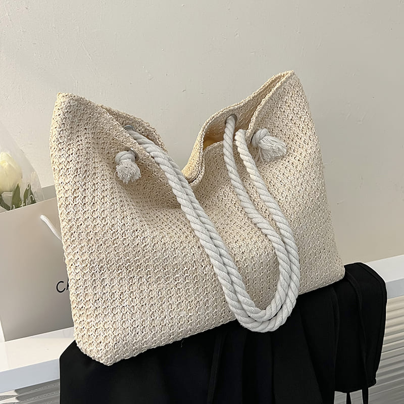 Bolso de playa de verano con tejido de paja