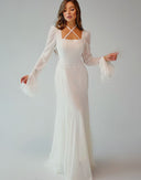 Vestido ajustado con escote cuadrado, mangas de campana y cordones