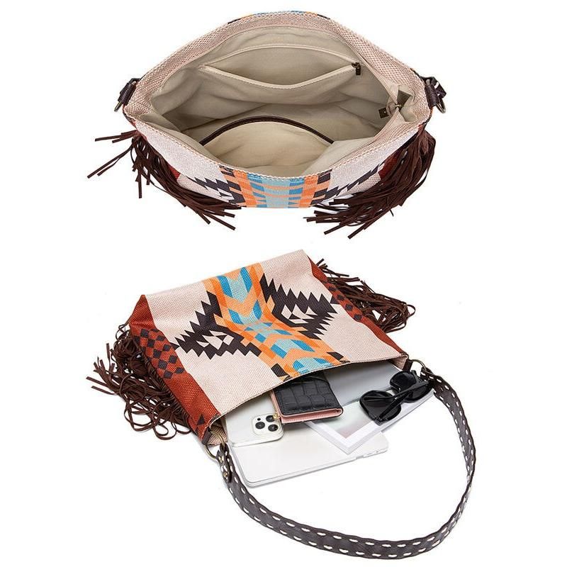 Bolso de hombro grande de lona bohemio chic con detalles de punto y borlas de colores