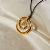 Halskette mit Anhänger „Spiralkreis“ in Gold und Schwarz