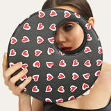 Bolso bandolera elegante redondo de piel vegana con estampado de corazones