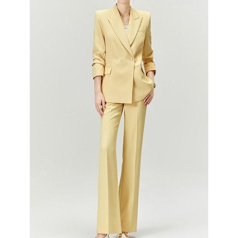 Elegante traje pantalón de oficina amarillo