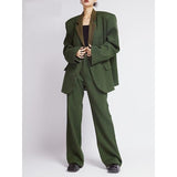 Traje de pantalón holgado y blazer verde para mujer