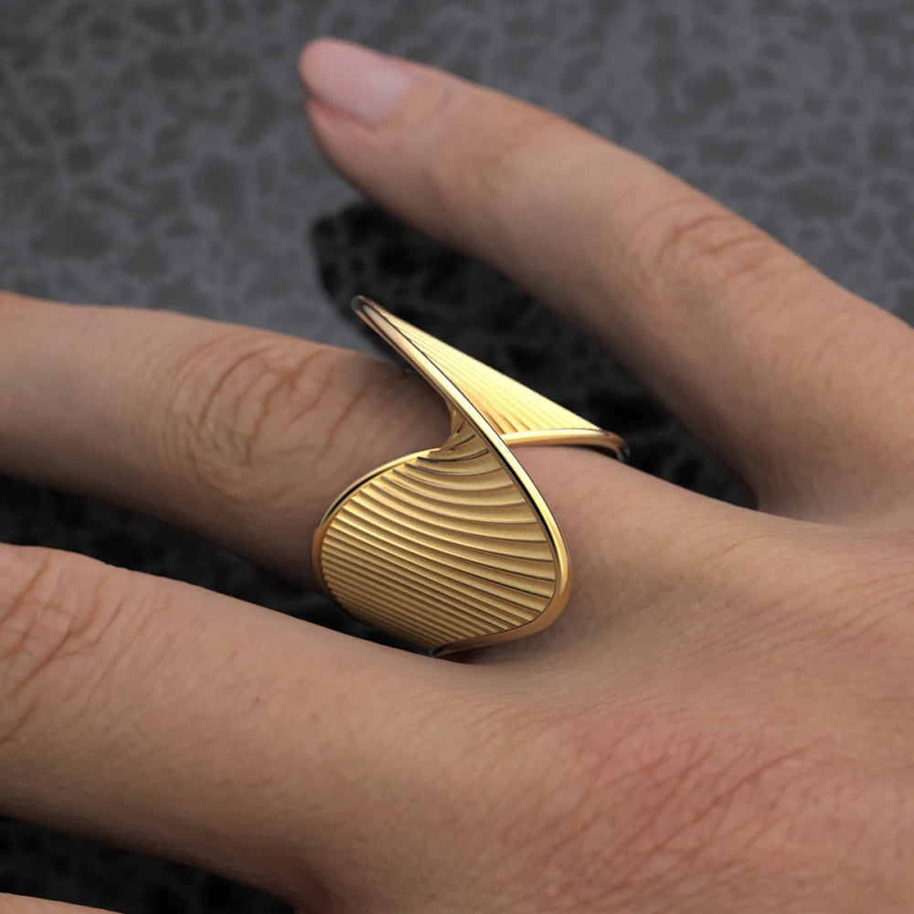 Anillo de torsión minimalista de acero inoxidable bañado en oro de 18 quilates