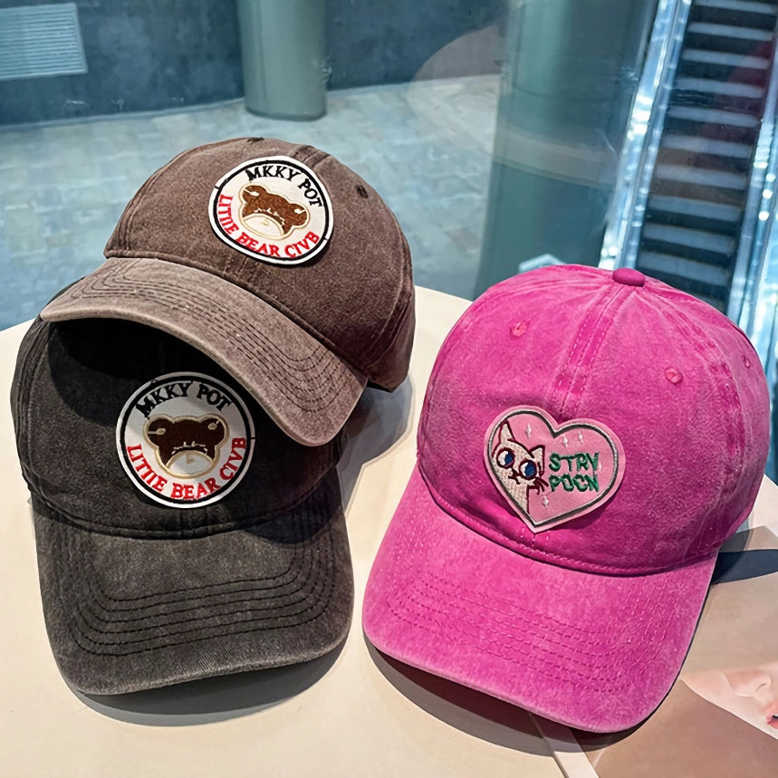 2 gorras de béisbol con dibujos animados de amor