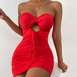 Minivestido seductor rojo con hombros descubiertos y volantes