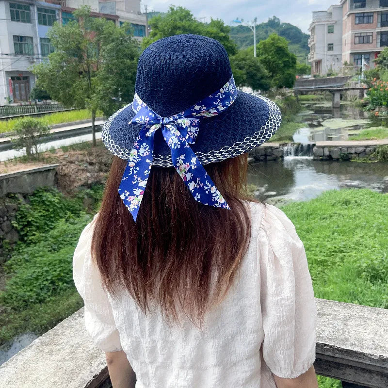 Elegante sombrero para el sol con cinta floral