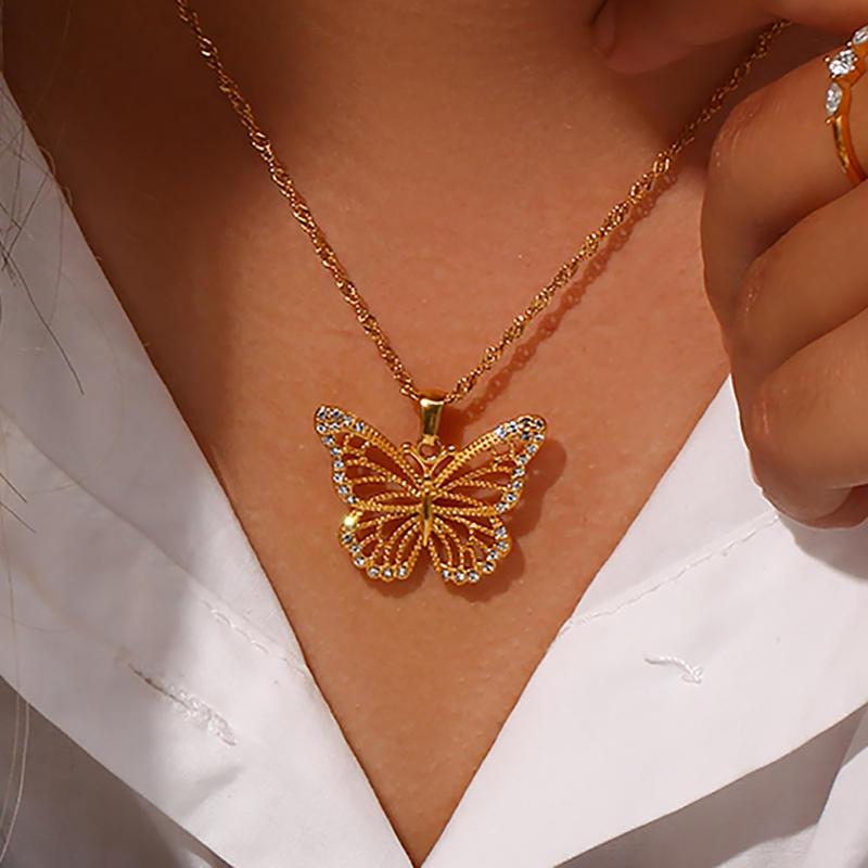 Collar con colgante de mariposa bañado en oro de 18 quilates y cristales de circonita