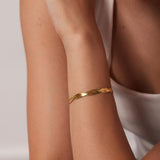 Pulsera de cadena con serpiente y cuchillas con doble cruz bañada en oro de 18 k