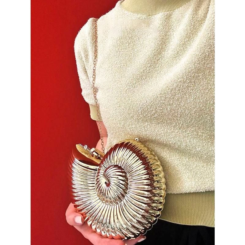 Luxuriöse Abendclutch aus glänzendem Acryl in Muschelform mit Kettenriemen