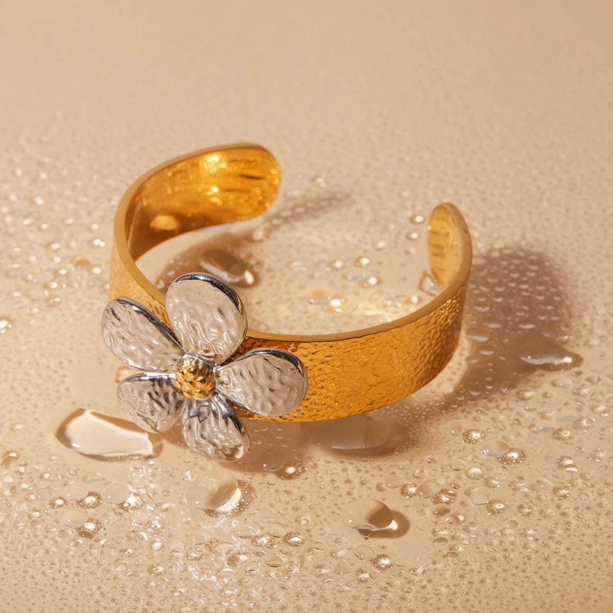 Elegante anillo de acero inoxidable bañado en oro de 18 quilates con diseño de flores resistente al agua