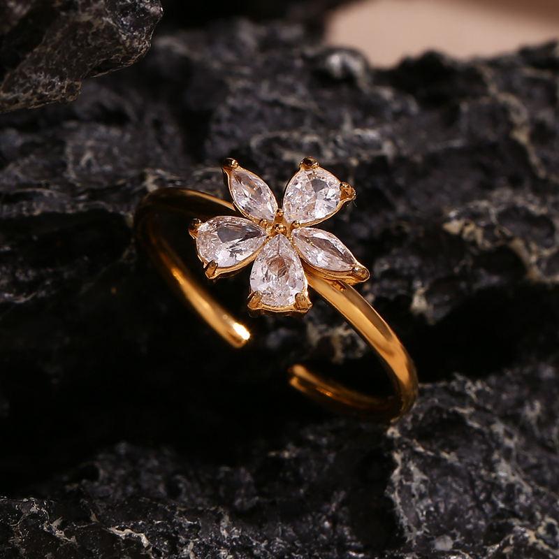 Anillo de flor de circonita blanca bañado en oro de 18 quilates: acero inoxidable hipoalergénico