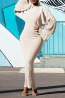 Vestido midi entallado de manga larga con detalle de volantes