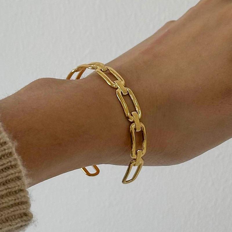 Pulsera de acero inoxidable bañada en oro de 18 quilates con diseño geométrico abierto