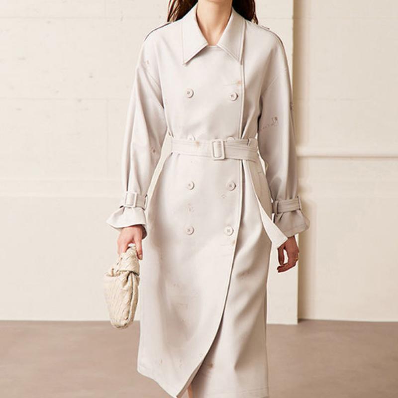 Eleganter zweireihiger minimalistischer Trenchcoat mit Gürtel