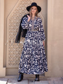 Vestido midi estampado con bordados y cuello en V