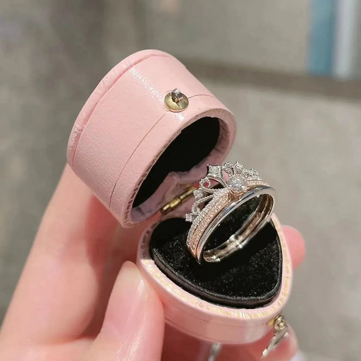 Anillo de corona con diamantes apilados