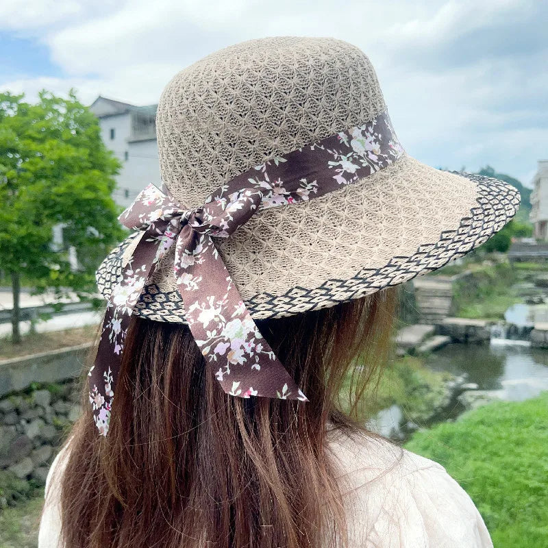 Elegante sombrero para el sol con cinta floral