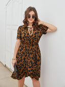 Vestido estampado con cuello en V y detalle de lazada