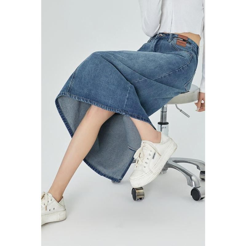 Klassischer blauer Midi-Jeansrock in A-Linie