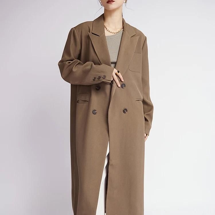 Gabardina color café con doble botonadura para mujer