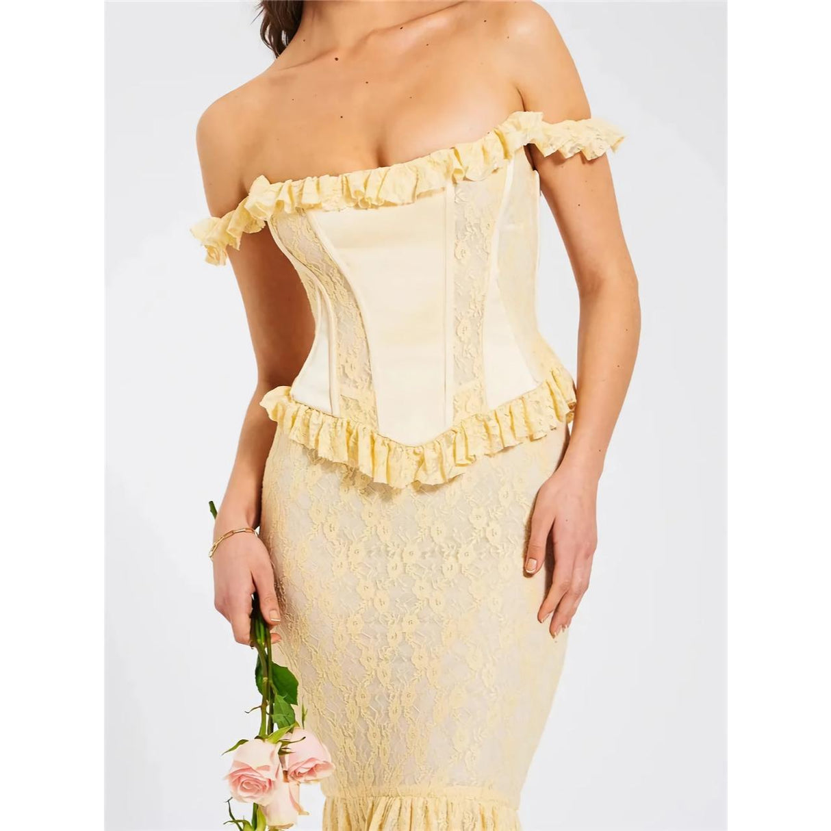 Vestido largo con corsé de encaje y hombros descubiertos de satén amarillo - Vestido ajustado elegante sin espalda para fiesta