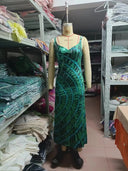 Vestido verde estampado de viscosa con espalda descubierta y abertura