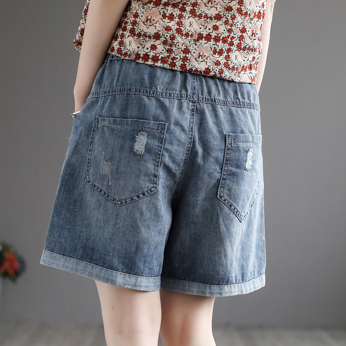 Sommerliche Jeansshorts mit Blumenstickerei, hoher Taille und weitem Bein