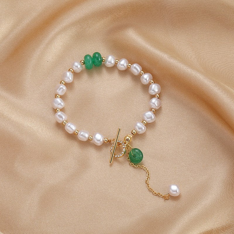 Elegante pulsera con dijes de perlas irregulares