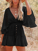 Vestido corto evasé con cuello en V y mangas acampanadas de encaje