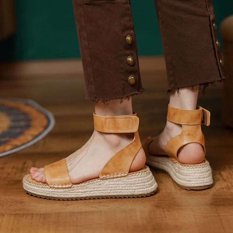 Sandalias de plataforma de cuero elegantes