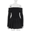 Vestido negro de línea A, con hombros descubiertos y espalda descubierta