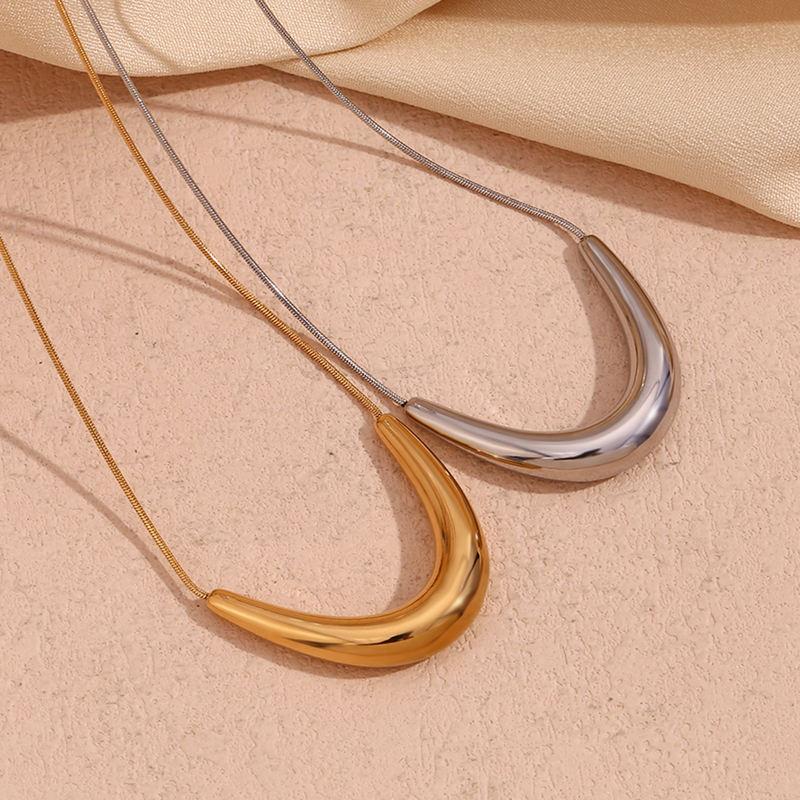 Collar con colgante en forma de V y forma de arco: cadena de hueso de serpiente bañada en oro de 18 quilates