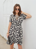 Vestido estampado con cuello en V y detalle de lazada