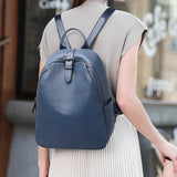 Elegante mochila de mujer de cuero gris azul