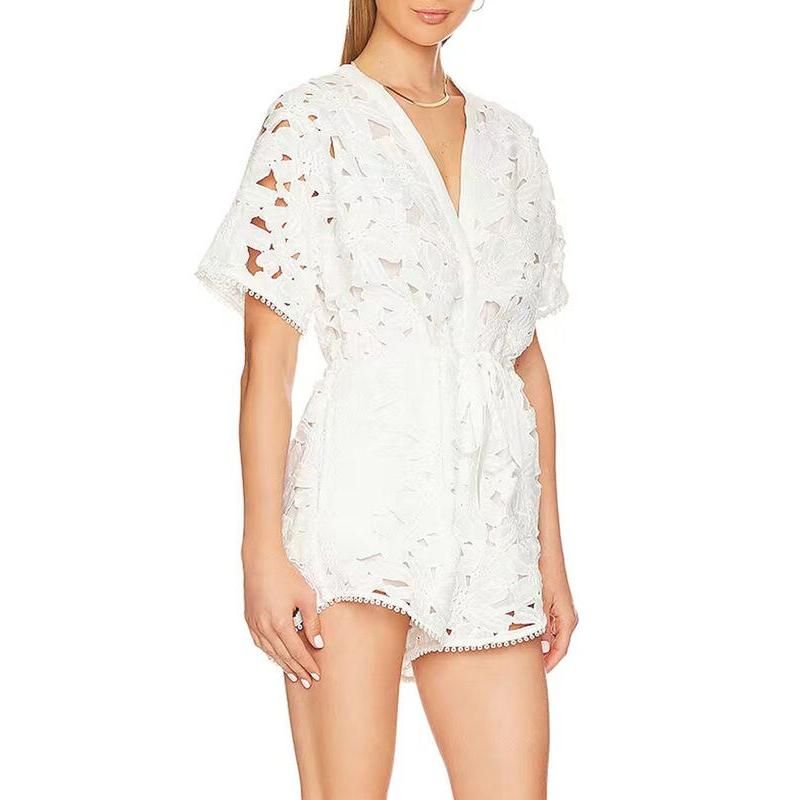 Eleganter Playsuit mit bestickter Hollow-Out-Optik