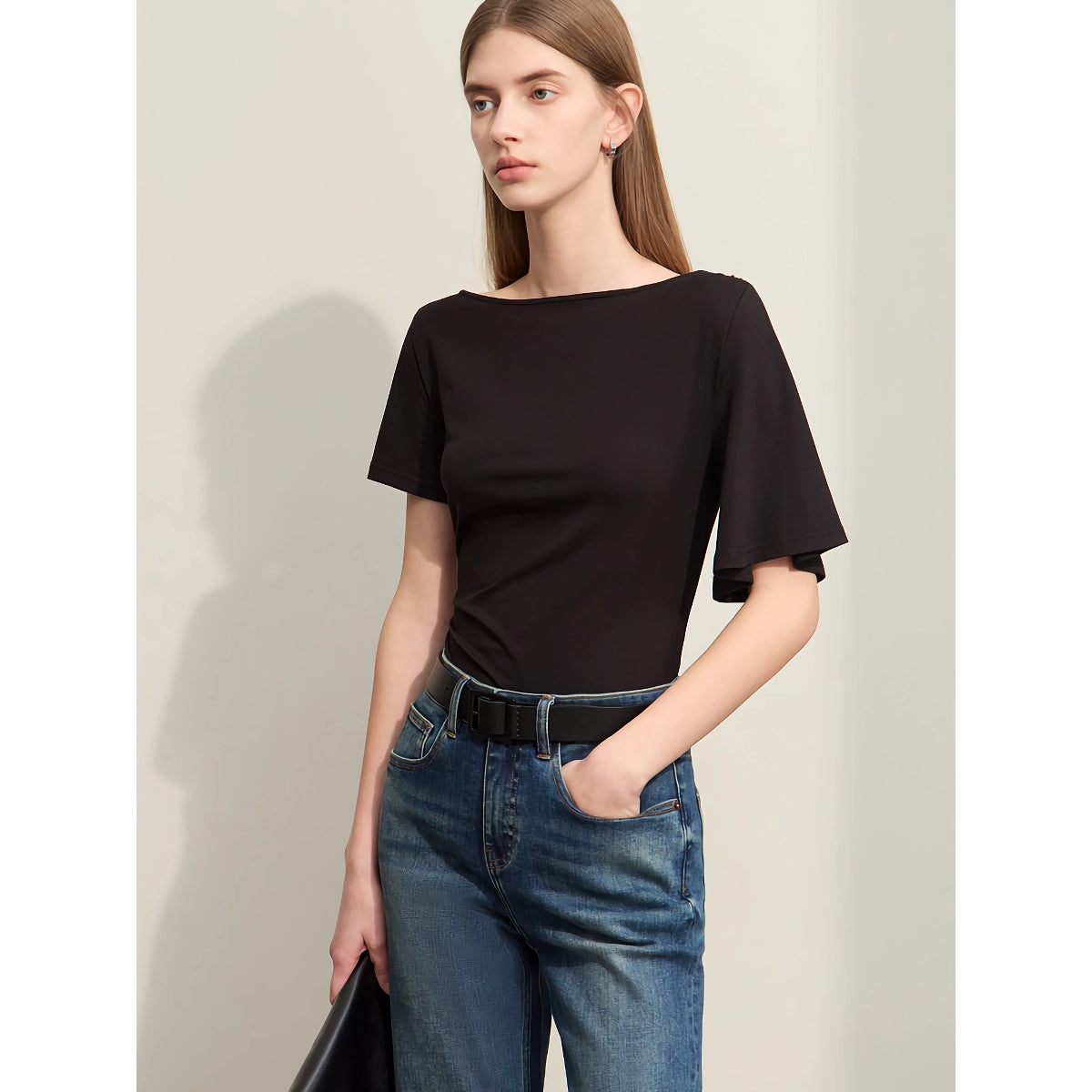 Camiseta minimalista asimétrica con cuello oblicuo para mujer