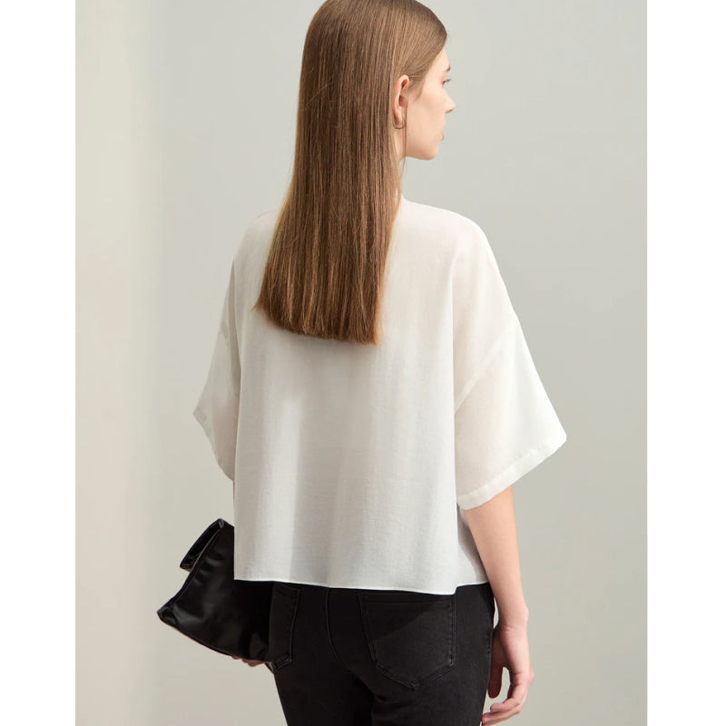 Blusa asimétrica con cuello alto de verano