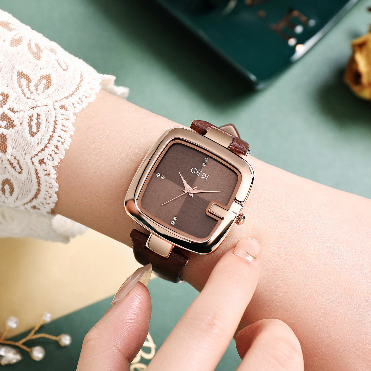 Women's Fashionable Temperament Belt Quartz Watch - Dazpy