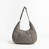 Bolso de hombro acolchado con forma de media luna elegante