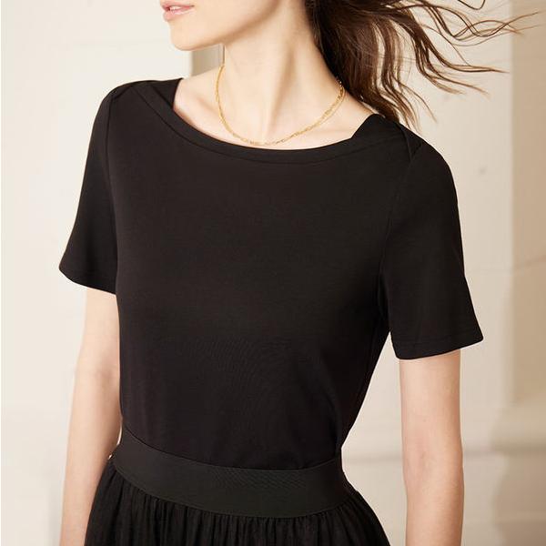 Camiseta minimalista de algodón con cuello de una sola línea para mujer