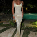 Vestido ajustado de tirantes con acabado brillante
