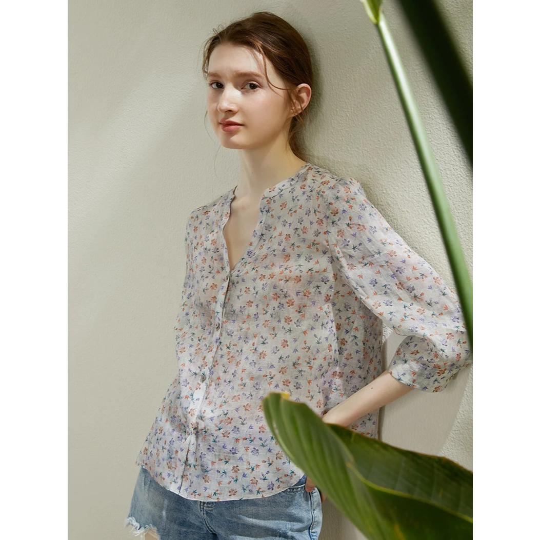 Blusa de ramio con flores de primavera