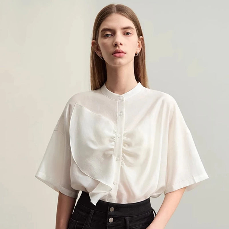 Blusa asimétrica con cuello alto de verano