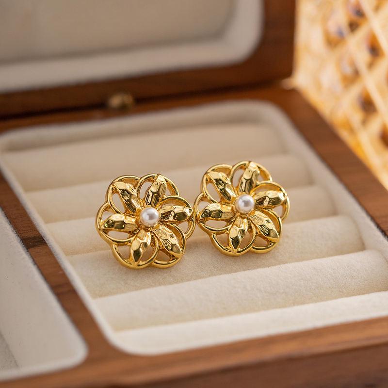 Pendientes de tuerca con forma de flor hueca de acero inoxidable chapado en oro, joyería resistente al agua de estilo vintage para mujer