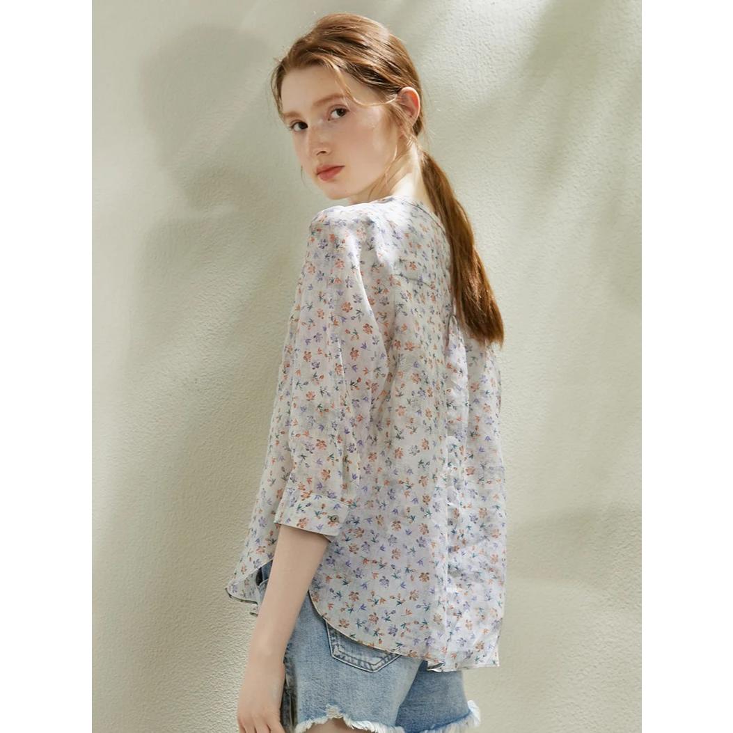 Blusa de ramio con flores de primavera